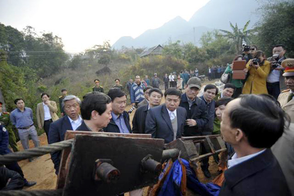 Bộ trưởng Đinh La Thăng kiểm tra hiện trường và chỉ đạo khắc phục vụ lật cầu treo tại Lai Châu